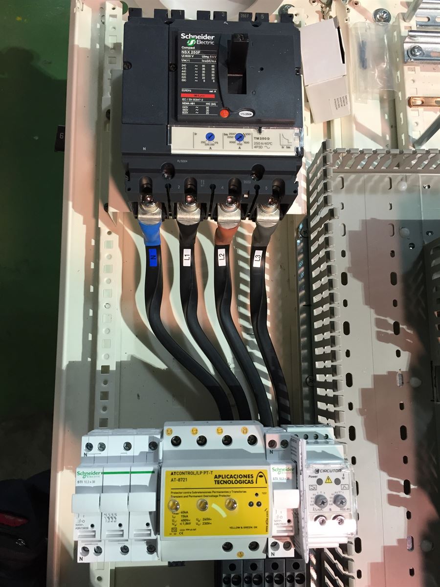 Interruptor general y protecciones en cuadro